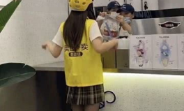水坑外卖小姐姐,温暖一餐背后的感人故事