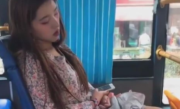 小姐姐在睡觉吗,她在睡觉吗？